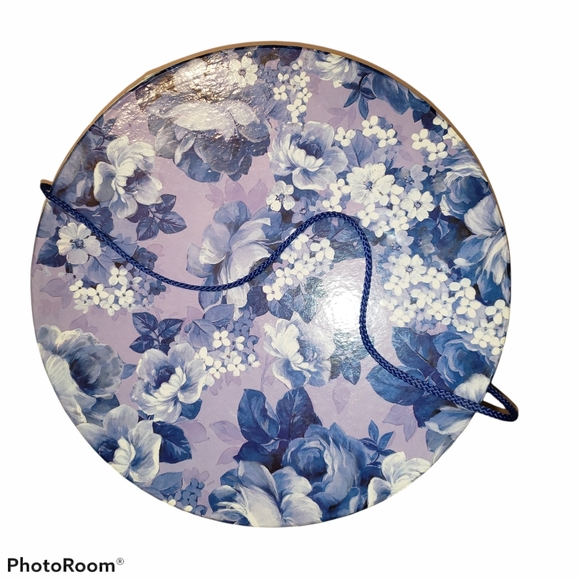 Vintage decorative storage/hat - Picture 2 of 6